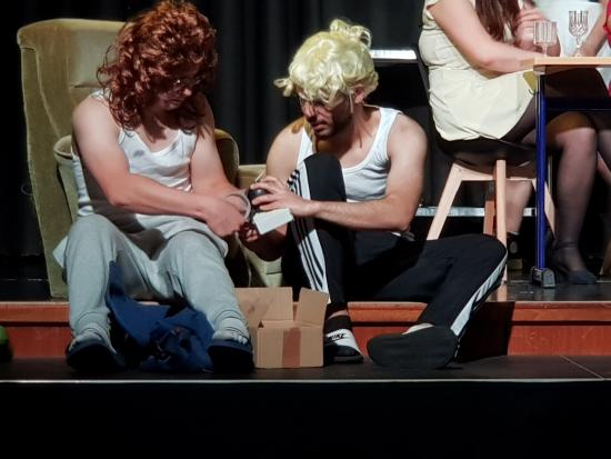 Wegschauen ist keine Lösung – Der Q1-Literaturkurs präsentierte seine spannende "Biedermann"-Inszenierung