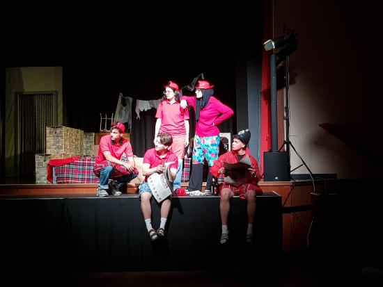 Wegschauen ist keine Lösung – Der Q1-Literaturkurs präsentierte seine spannende "Biedermann"-Inszenierung