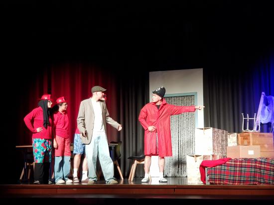 Wegschauen ist keine Lösung – Der Q1-Literaturkurs präsentierte seine spannende "Biedermann"-Inszenierung