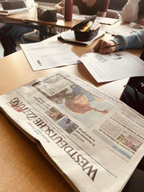 Der 8. Jahrgang liest Zeitung – ein Zeitungsprojekt ganz ohne Bildschirm, aber mit viel Spaß