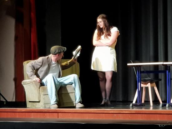 Wegschauen ist keine Lösung – Der Q1-Literaturkurs präsentierte seine spannende "Biedermann"-Inszenierung