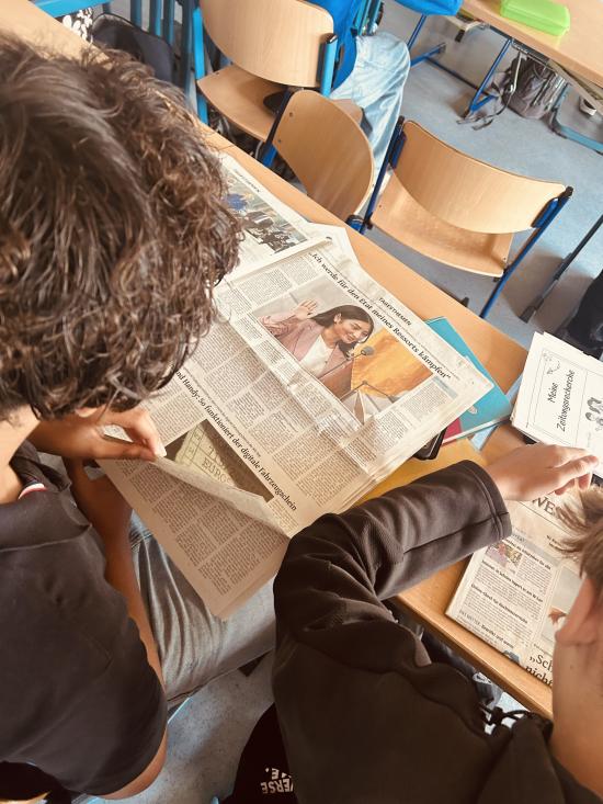 Der 8. Jahrgang liest Zeitung – ein Zeitungsprojekt ganz ohne Bildschirm, aber mit viel Spaß