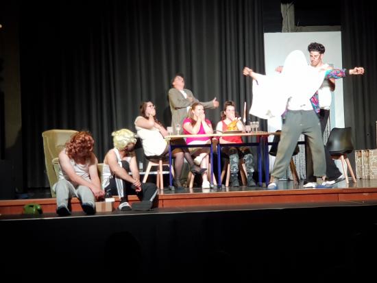 Wegschauen ist keine Lösung – Der Q1-Literaturkurs präsentierte seine spannende "Biedermann"-Inszenierung