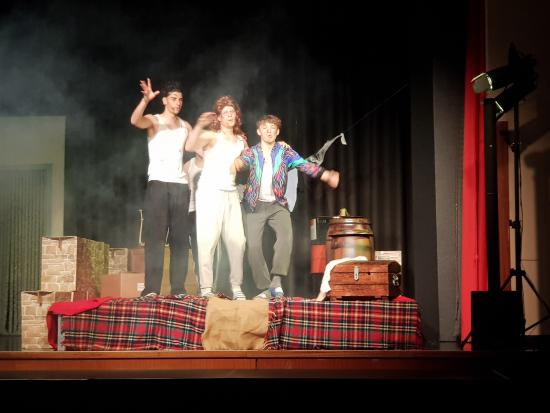 Wegschauen ist keine Lösung – Der Q1-Literaturkurs präsentierte seine spannende "Biedermann"-Inszenierung