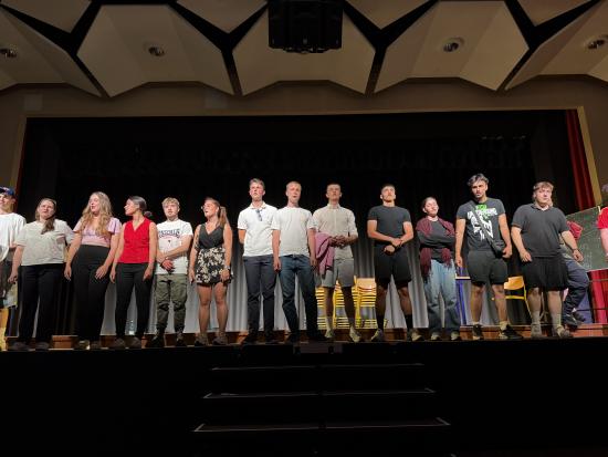 Q1 Literaturkurs brilliert : Ihr Stück "Der zerschossene Krug" begeistert