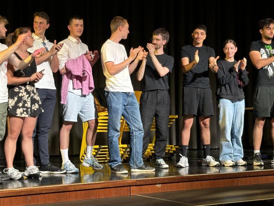 Q1 Literaturkurs brilliert : Ihr Stück "Der zerschossene Krug" begeistert