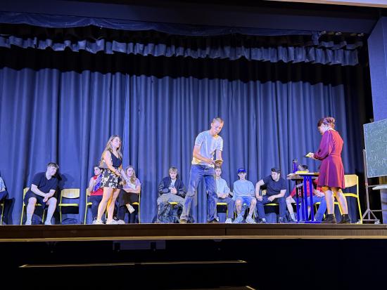 Q1 Literaturkurs brilliert : Ihr Stück "Der zerschossene Krug" begeistert