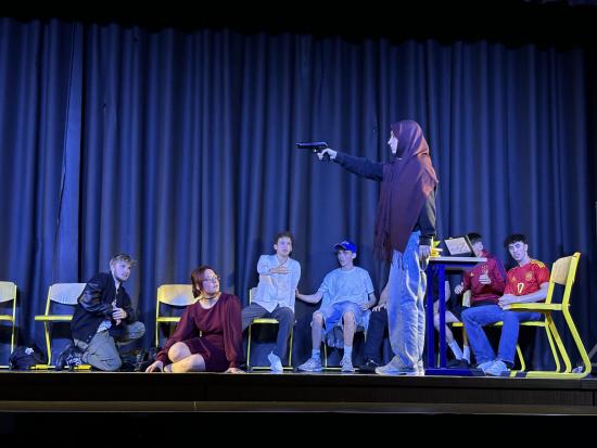 Q1 Literaturkurs brilliert : Ihr Stück "Der zerschossene Krug" begeistert