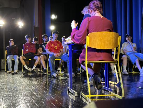 Q1 Literaturkurs brilliert : Ihr Stück "Der zerschossene Krug" begeistert