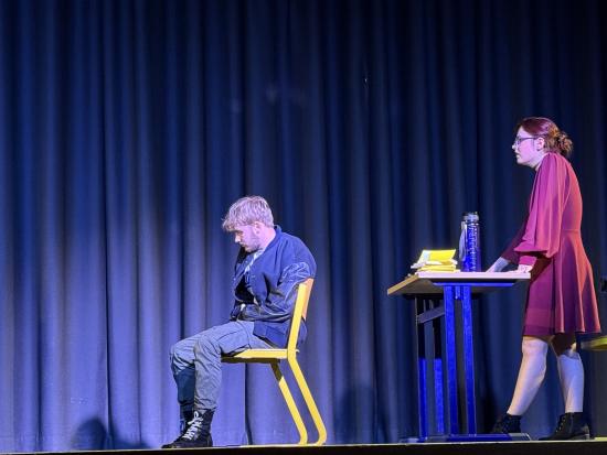 Q1 Literaturkurs brilliert : Ihr Stück "Der zerschossene Krug" begeistert