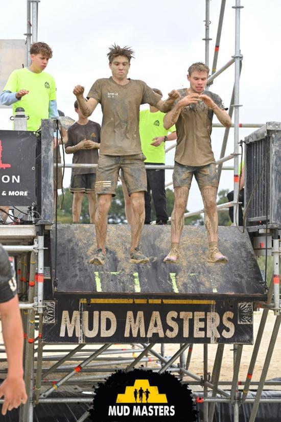 Ausdauer, Schlamm und Teamgeist: EFG-Sport-LK der Q2 beim Mud Masters in Weeze: