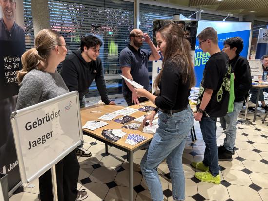 Schule trifft Zukunft - Große Resonanz auf der Börse „Schule und Beruf“ an der Erich-Fried-Gesamtschule