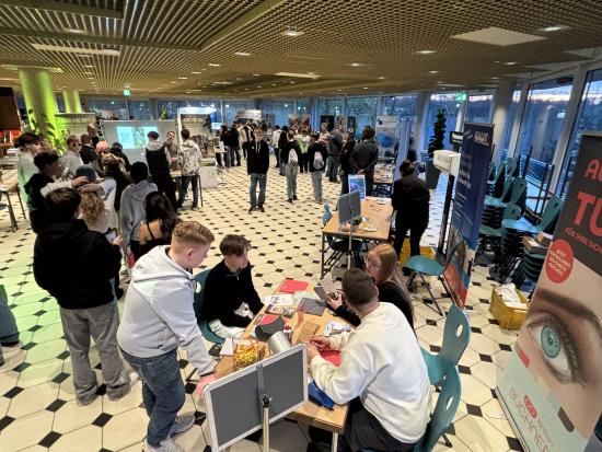 Schule trifft Zukunft - Große Resonanz auf der Börse „Schule und Beruf“ an der Erich-Fried-Gesamtschule