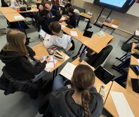 Mit Verantwortung digital lernen: KI im Fokus des 8. Jahrgangs beim SID 2026