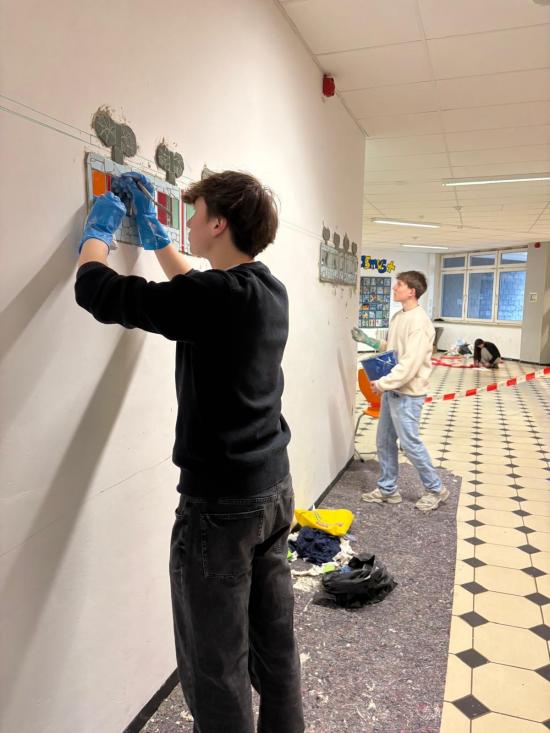 Aus grau wird wow: Glasmosaikkunst von Schülerhand für Wohlfühlräume