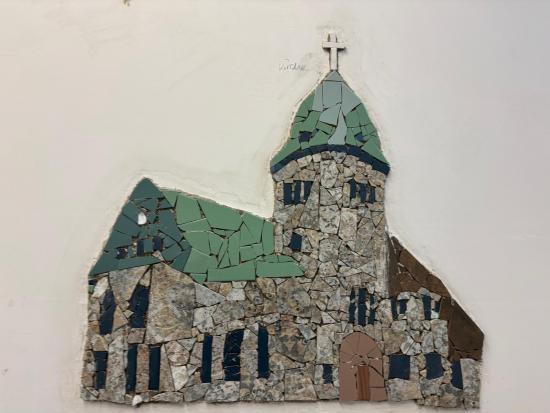 Aus grau wird wow: Glasmosaikkunst von Schülerhand für Wohlfühlräume