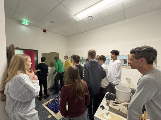 Aus grau wird wow: Glasmosaikkunst von Schülerhand für Wohlfühlräume