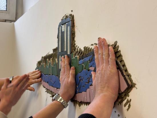 Aus grau wird wow: Glasmosaikkunst von Schülerhand für Wohlfühlräume