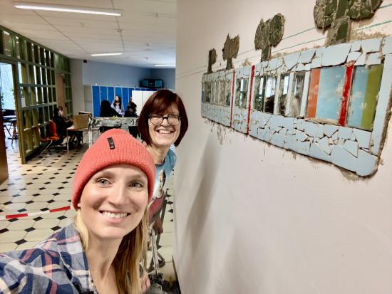 Aus grau wird wow: Glasmosaikkunst von Schülerhand für Wohlfühlräume