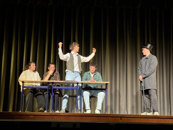 Beeindruckende Collage: Q2-Projektkurs  Theater zeigt "Die Vertreibung"