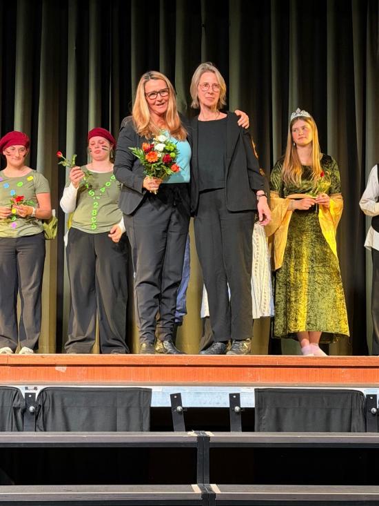 Beeindruckende Beeindruckende Collage: Q2-Projektkurs  Theater zeigt "Die Vertreibung": Q2-Projektkurs  Theater zeigt "Die Vertreibung"