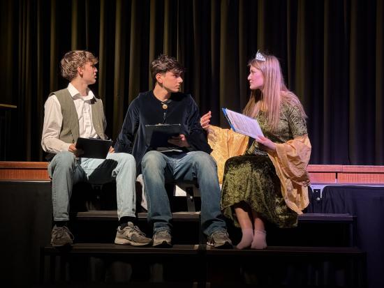 Beeindruckende Collage: Q2-Projektkurs  Theater zeigt "Die Vertreibung"