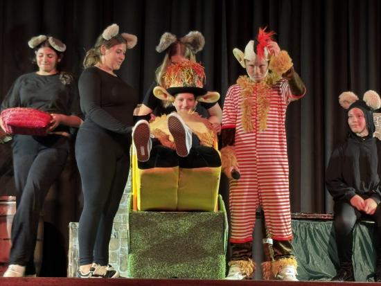 Gemeinsam stark auf der Bühne – EFG-Theaterklasse präsentiert beeindruckende Inszenierung ihres Stücks „Im Herzen des Dschungels“