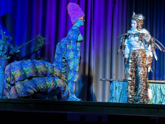Gemeinsam stark auf der Bühne – EFG-Theaterklasse präsentiert beeindruckende Inszenierung ihres Stücks „Im Herzen des Dschungels“
