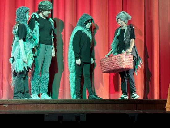 Gemeinsam stark auf der Bühne – EFG-Theaterklasse präsentiert beeindruckende Inszenierung ihres Stücks „Im Herzen des Dschungels“