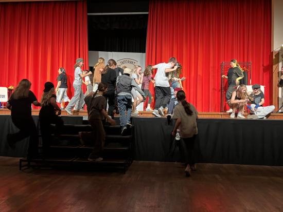 Wenn aus gemeinsamen Stimmen ein Wunder wird: EFG-Musical AG präsentierte „Ein Lehrer – Ein Chor – Ein Wunder“