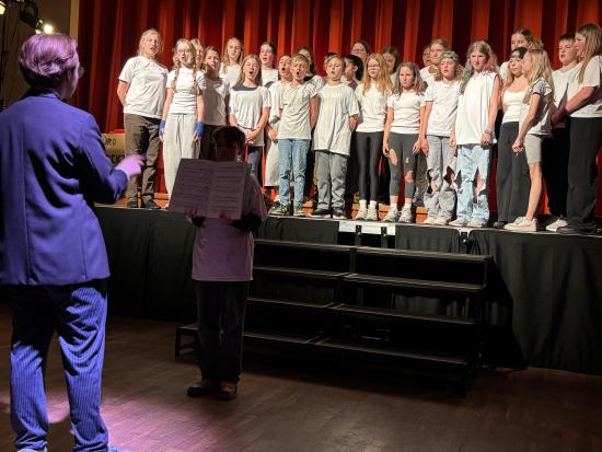 Wenn aus gemeinsamen Stimmen ein Wunder wird: EFG-Musical AG präsentierte „Ein Lehrer – Ein Chor – Ein Wunder“