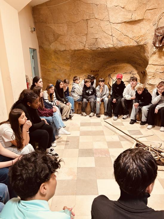 Steinzeit statt Klassenzimmer – Die Kulturscouts der Erich-Fried-Gesamtschule auf Zeitreise
