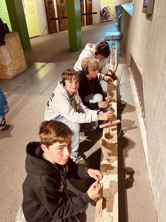 Steinzeit statt Klassenzimmer – Die Kulturscouts der Erich-Fried-Gesamtschule auf Zeitreise
