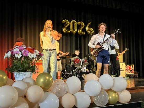 Feierlich rockige Zeugnisübergabe Abiturjahrgang 2026 der Städtischen Erich-Fried-Gesamtschule Ronsdorf