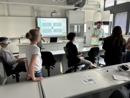 Forschung und Studium hautnah: EFG-Klassen schnuppern Universitätsluft beim Science Quest