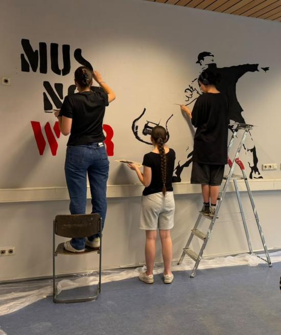 Mit Farbe und Kreativität: Jahrgang 11 gestaltet Musikraum neu