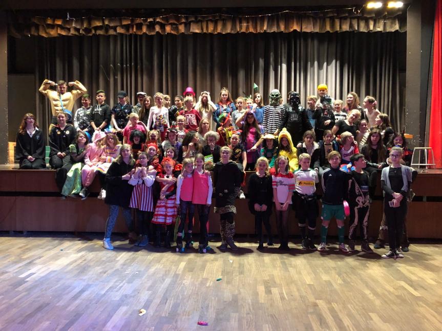 Die Schüler*Innen der EFG in ihren Kostümen bei der Karnevalsfeier der SV