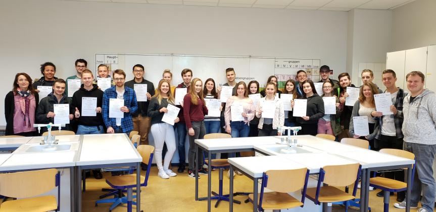 Übergabe der Zertifikate an den Chemie-Kurs des 13. Jahrgangs durch Frau Hügel und Herrn Tennior 