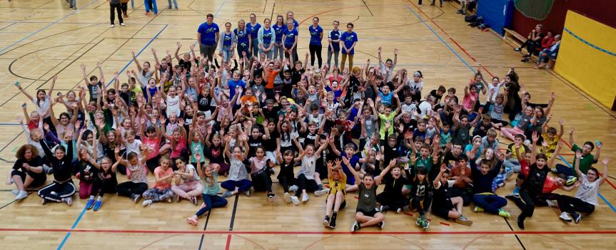 Der 5. Jahrgang der Erich-Fried-Gesamtschule am Spielenachmittag; Bild: A. Ogger