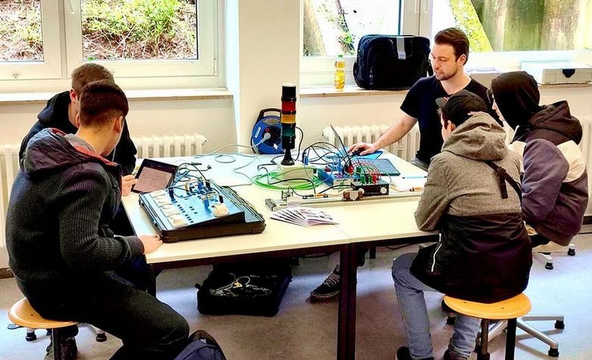 EFG-Schülerinnen und Schüler gehen auf Tuchfühlung mit Ausbildungsberufen auf dem „Markt der Berufe“ bei Talworks 