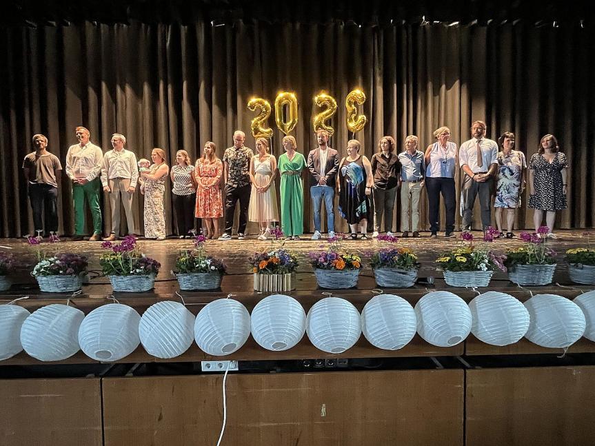 Herzlichen Glückwunsch!!- Die Erich-Fried-Gesamtschule verabschiedet ihre Abschlussklassen im 10. Jahrgang mit einer feierlichen Zeugnisübergabe in der Aula