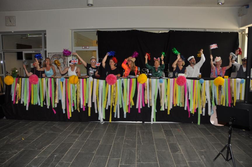 Very British: EFG verabschiedet ihren Lehrer, Kollegen und stellvertretenden Schulleiter mit einem rauschenden Fest