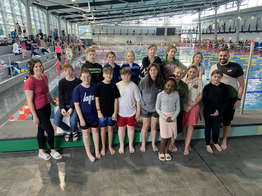 EFG-Schwimmerinnen und -Schwimmer behaupten sich beeindruckend gegen die erfahrene Konkurrenz bei den Bergischen Meisterschaften im Schwimmen