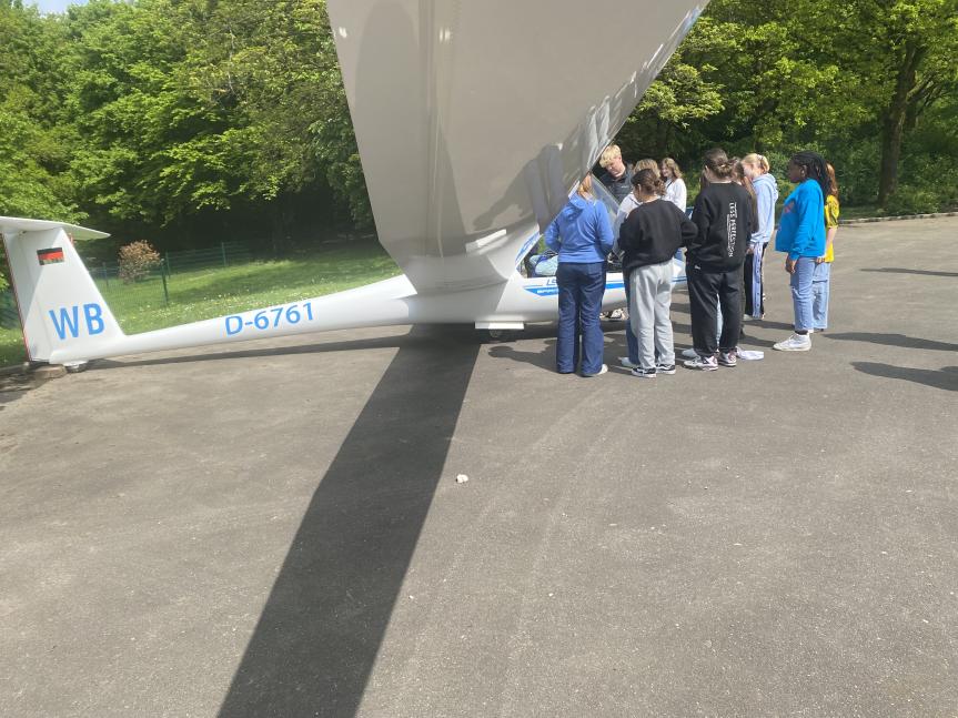 Segelflugzeug landet auf EFG-Schulhof!