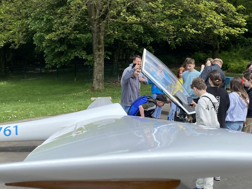 Während ihres Besuchs in zwei 8er-Technikkursen,  erklärten Helmut Schoefer  und Michael Bredella auch einiges zur Theorie ihrer faszinierenden Passion. Woher weiß der Pilot, wie hoch er grade fliegt, wie orientiert er sich bei schlechter Sicht. Und natürlich – warum fliegt so ein Ding überhaupt – teilweise bis zu 800 km weit?Die Tragflächen sind so geformt, dass die Luft oberhalb einen längeren Weg zurücklegt als unterhalb. Dadurch entsteht der unerlässliche Auftrieb – ein Prinzip übrigens, das auch bei de