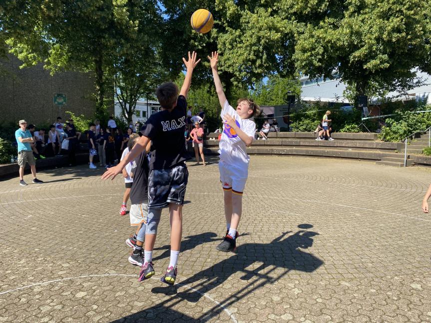 „Hatten die kein Geld für einen zweiten Korb?“ wird sich manch einer fragen. Doch spätestens seit sich deutschen Damen bei den olympischen Spielen in Paris die Goldmedaille um den Hals hängen durften und dem deutschen Basketballbund damit das erste Edelmetall überhaupt bescherten, wissen wohl alle, dass es zum klassischen 5 gegen 5 Basketball noch eine interessante und rasante Alternative gibt.  Gespielt wird auf einen Korb, ein Team hat für einen Angriff nur 12 Sekunden Zeit und bei einem Treffer oder eine