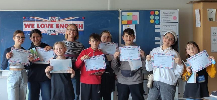 Liliana Genova aus der 8.2 hat in der Gruppe „Klasse 7“ die beste Note des Jahrgangs erreicht.  Für alle Teilnehmerinnen und Teilnehmer gab es Urkunden, Bleistifte, Kalender, Poster und Fahnen. Die Top-Platzierten konnten sich auch über Powerbanks, Bücher und Spiele freuen.  Der Fachbereich Englisch und das Schulleitungsteam gratulieren allen diesjährigen Teilnehmerinnen und Teilnehmern. Die ganze Schule ist stolz auf euch - congratulations and well done!  Text & Fotos: Anne-Marie Färbinger