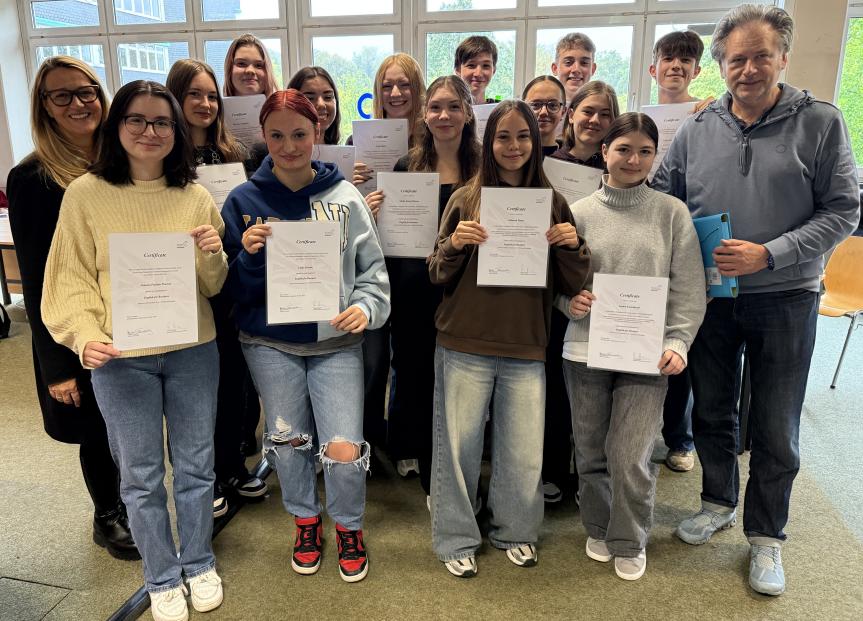 Same procedure as every year: Hochmotivierte Zehntklässler nach intensiver Vorbereitung erfolgreich bei Prüfung in Business English