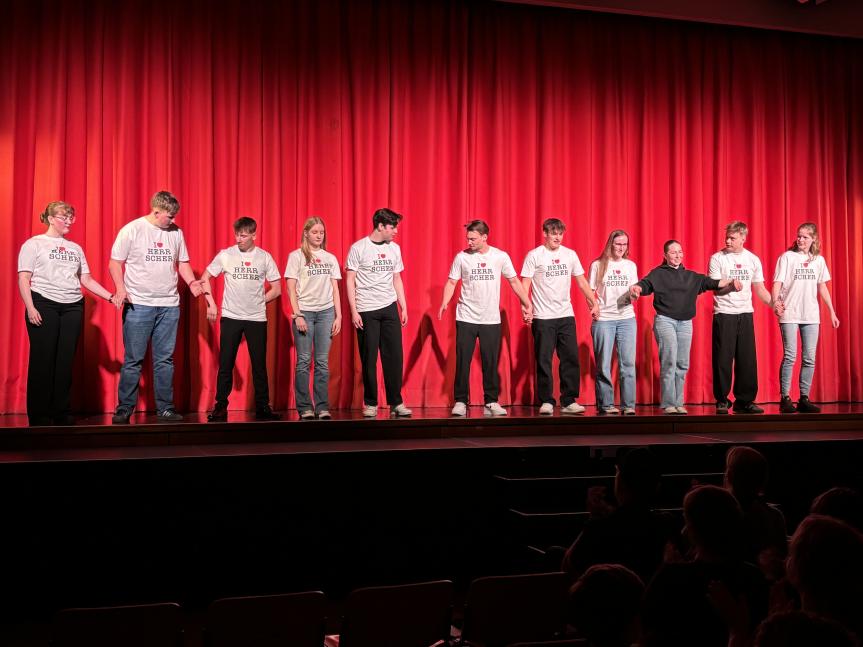 EFG-Theaterprojektkurs der Q2 präsentierte unter Regie von Benjamin Breutel „Der Kakadu des Herrschers“ Eine selbst entworfene Parabel nach E. Ionesco und A. Schnitzler