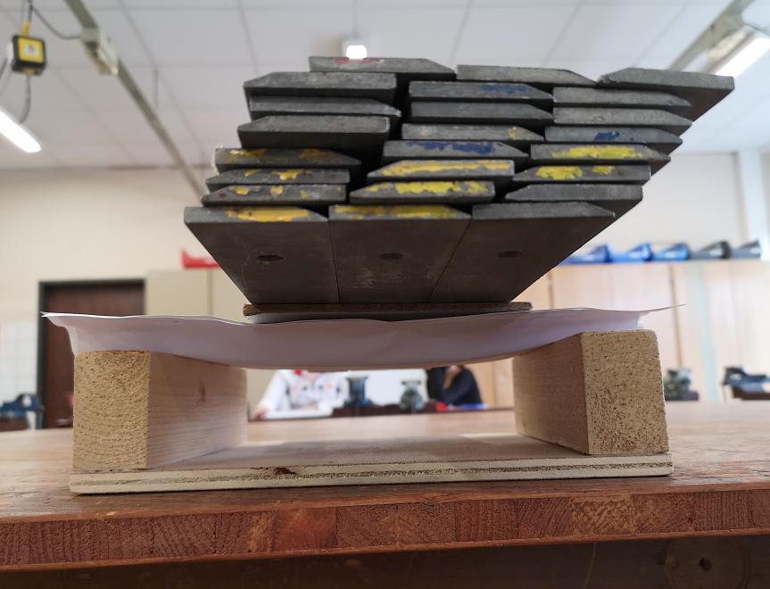 Rekord geknackt im Technikunterricht: Papier, das trägt mit der Brücke, die alles übertraf!